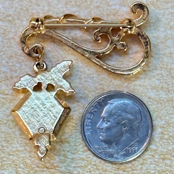 VINTAGE Pin Holiday Moving Light with Holly Clear Gem Polished Gold - Picture 4 of 5